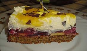 Soll Eine Ziemlich Glatte Oberflache Sein Die Sahne Schlagen Und Wellenformig Darauf Verteilen Evt In 2020 Streuselkuchen Mit Kirschen Backerei Rezepte Gewittertorte