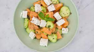 Un piatto unico pronto in pochissimo tempo: Ricetta Insalata Di Melone Con Feta E Cetrioli Gnambox Com