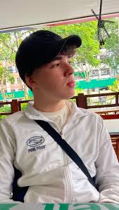 Meu Danilo, luz dos meus olhos,, Hoje celebramos 17 anos da sua existência,  e meu coração faz festa ao lembrar de cada etapa da sua vida. Desde a magia  da gestação, onde cada dia era um presente, até ...