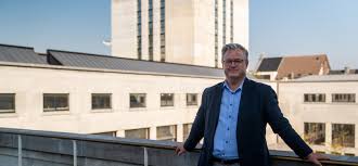 Ze liepen elkaar tegen het lijf op een vliegtuig dat van spanje terug naar belgië vloog. Carl Devos Over Zijn Openingscollege De Politiek Is Van Ons Durf Denken
