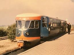 Am ende der straße des völlig heruntergekommenen ortes liegt die riesige fabrik, bei der blake seine stelle antreten will. Niederlande Spoorwegmuseum Eisenbahnreisen