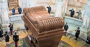 （澳洲生活網）北京時間5月8日，法國內政部公布第二輪總統選舉結果。法國前經濟部長、「前進運動」領導人埃馬紐埃爾•馬克龍（emmanuel macron）戰勝法國國民陣線前主席瑪麗娜•勒龐（marine le pen）成為法國第五共和國第八任總統。勒龐已經承認落敗，並致電祝賀馬克龍當選。 在馬克龍發表勝選. æ‹¿ç ´å´™é€ä¸–200é€±å¹´é¦¬å…‹é¾ç»èŠ±è‡´æ•¬ å…‰æ˜Žæ—¥æŠ¥