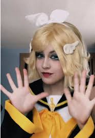 Im gonna be #kagaminerin for day 2 of #fanexpoboston :}!! Come say hii...