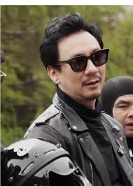 Vincent Rompies: Out of This World Visuals and Outfit