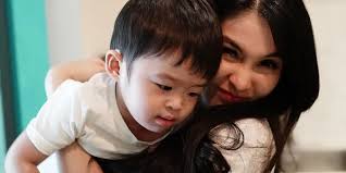 Momen Menggemaskan Anak Sandra Dewi Saat Libur Sekolah