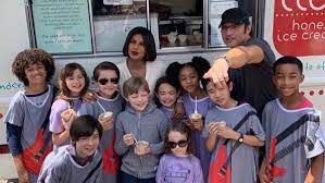 الأبطال الخارقون (أو كما يعرف أيضاً بعنوان أبطال خارقون) هو فيلم رسوم متحركة كوميدي أمريكي من نوعية أفلام الأبطال تم إنتاجه عام ٢٠٠٤، ويحكي عن عائلة من الأبطال الخارقين يضطروا إلى إخفاء قواهم الخارقة للتعايش كمواطنون طبيعيون Ø£Ø·ÙØ§Ù„ ÙŠØ­Ù„ÙˆÙ† Ù…Ø´ÙƒÙ„Ø§Øª Ø§Ù„Ø£Ø±Ø¶ ÙÙŠ ÙÙŠÙ„Ù… ÙŠÙ…ÙƒÙ†Ù†Ø§ Ø£Ù† Ù†ÙƒÙˆÙ† Ø£Ø¨Ø·Ø§Ù„Ø§ ØµØ­ÙŠÙØ© Ø§Ù„Ø§Ù‚ØªØµØ§Ø¯ÙŠØ©