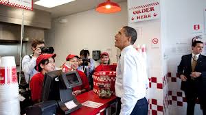 Die zuschauer wedeln sich in der. Five Guys Barack Obamas Lieblings Burger Kommt Nach Frankfurt