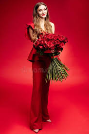 Bellissimo bouquet che consiste in 99 rose rosse + una rosa blu al centro del bouquet. 1 429 Grande Mazzo Di Rose Rosse Foto Foto Stock Gratis E Royalty Free Da Dreamstime