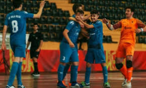 Ricardinho, jogador da seleção, entrega a taça a marcelo rebelo de sousa e posam para fotografia caxias, equipa da seleção nacional de portugal coloca em exposição a taça do campeonato europeu de futsal nas instalações da… Futsal Atleta Da Ef Johnson Januario Na Selecao Nacional Sub 15 Desportivo Transmontano