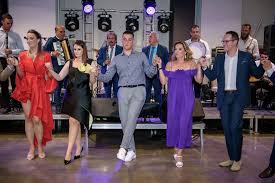 «θα ήθελα να ήταν εδώ η μητέρα μου αλλά βρίσκεται λίγο παραπάνω, στον. Ena Lampero Gamhlio Parti Sta Trikala Me Roko Kai Aslanidoy Kosmoslarissa