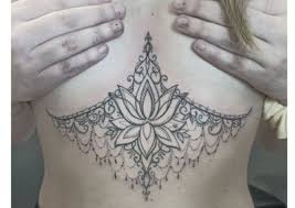 El término underboob proviene del inglés y en traducción literal significa debajo del pecho. Tatuajes En El Pecho Para Mujer Circe Tattoo