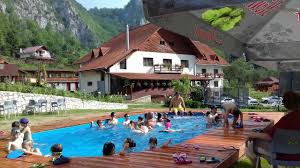 Oaspeții au la dispoziție o terasă. Pensiunea Sub Piatra Un Colt De Rai La Poalele Muntelui Bedeleu Youtube