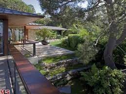 Tour Jennifer Aniston S Beverly Hills Home For Sale Celebrity Hgtv Frontdoor Beverly Hills Houses Zen Garden Backyard Luxury Garden