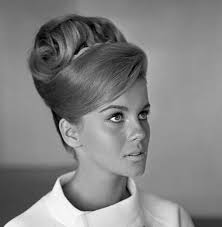 Hairstyles with a large characteristic volume of the 60s, with details such as long waves and curls are not characterized by discreet and shy hairstyles. 1960s Hair Make Up This Was An Everyday Style For Professional Women Vintage Hairstyles 1960s Hair 1960 Hairstyles