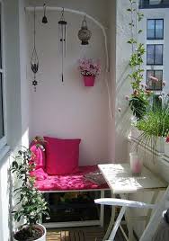 Kleiner Balkon Pflanzen Tisch Bank Rosa Small Balcony Design Balcony Decor Apartment Balcony Decorating