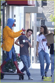 Rumors that tom and zendaya are dating cropped up in the summer of 2017, when multiple sources told people they were a couple. Zendaya Tom Holland Run Into Spider Man At Comic Book Store Photo 1151110 Tom Holland Zendaya Pictures Just Jared Jr
