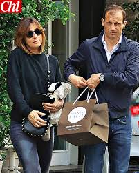 Ambra angiolini e max allegri sono una coppia inaspettata, ma super paparazzata. Ambra Angiolini E Max Allegri Baci A Milano Dopo La Colazione Entrambi In Trasferta Gossip It