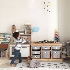 Ikea Trofast Boxen Im Kinderzimmer Mit Der Ordnung Fur Kinder Wird Es Leichter Wenn Die Boxen Mit Symbolen Bez Kinderzimmer Dekor Kinderzimmer Kinder Zimmer