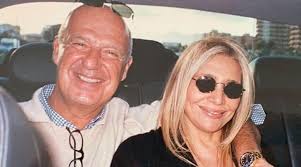 Jun 19, 2021 · mara venier ha subito un intervento ai denti, che le ha portato come conseguenza una paralisi. Mara Venier 14 Anni Fa Le Nozze Con Il Suo Nicola Ha Dei Difetti Pero Lo Amo