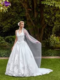 Robes de mariée réalisées par la créatrice de mode rosa clará, parfaites pour revêtir élégance, sensualité et raffinement. Point Mariage Collection 2017 Mariage Com
