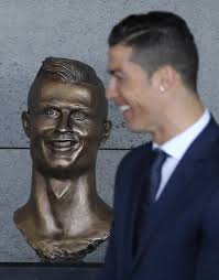 They actually replaced that statue with a new one because it freaked people out so much. Kunstler Entwirft Neue Buste Fur Ronaldo Monopol
