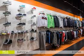 Un Agencement Dynamique Par Sofadi D Une Boutique Sportswear Foot Korner Sportswear Agencement Magasin Pret A Porter