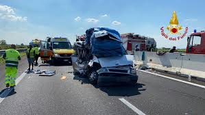 «ha tentato di evitare il camion all'ultimo, poi il boato». Incidente Stradale San Stino Morta Una Persona Sulla A4