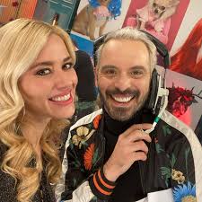 Me divertí mucho conduciendo en @chulada_tv 😉 Gracias querido @dave.esparza  por la invitación 😁👌🏼😁 Botas 👢 rojas @sweet__loveely ♥️♥️♥️ me súper  encantaron 🥰