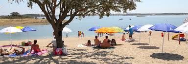 Se for verão, este é o spot perfeito do dia para dar um mergulho nas refrescantes águas do guadiana. Praia Fluvial De Monsaraz E A Primeira Do Interior A Hastear A Bandeira Azul Tv Europa