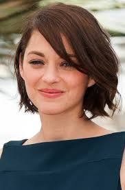 Marion Cotillard Casual Short Wavy Haircut With Bangs Styles Weekly Short Wavy Haircuts Chin Length Haircuts Short Hair Styles For Round Faces