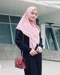 Jual beli online aman dan nyaman hanya di tokopedia. 7 Warna Hijab Yang Cocok Untuk Baju Hitam Polos Anda Womantalk