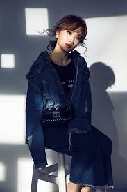 患病男女比例約為1:4，較容易發生在女性身上。 排除家族性遺傳等先天性因素，靜脈曲張患者通常有許多特點，如下肢部位長時間承受壓力、腹部壓力增加等，且大多跟工作型態有關。 先天因素( 如先天血管瓣膜功能不全 ). é›¶åŒ…è¢±å¥³ç¥žmiuæœ±ä¿éœ é—œæ–¼ä»–çš„12å€‹q Aå¸¶ä½ æ›´äº†è§£ä»– åäºº æ¨‚æ™‚å°š