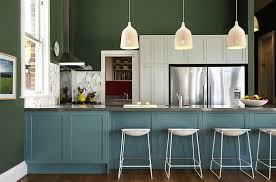Moderne Kuchen Designen Selber Einrichten Schone Ideen Weisse Lampen Und Stuhle Blaue Mobel Grune Wand Grune Kuchenwande Kuchendesign Haus Deko