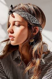 Google Image Result For Https Www Collegefashion Net Wp Content Uploads 2019 01 Urban Outfitters Black Bandana Bandana Sac Stili Sevimli Kisa Sac Bandana Sac