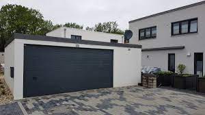 Der abschnitt anbau garage befasst sich mit dem garagenbau insgesamt, beginnend mit der garagenplanung stellt er die unterschiede zwischen massivgarage und fertiggarage fest und stellt. Doppelgarage Grossraumgarage Aus Stahl Mit Sektionaltor Anbau Garage Als Gerateraum Abstellkammer News Brandl