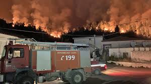 Hundreds of greek islanders packed up their belongings and fled their homes on the greek island of evia on sunday as wildfires continued to . Rwp3d2fpzgtzm