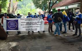 Posting lah ke sosmed mengenai kerugian yg kita alami. Tuntut Pembayaran Klaim Pemegang Polis Ajb Bumiputera 1912 Gelar Aksi Damai Finansial Bisnis Com