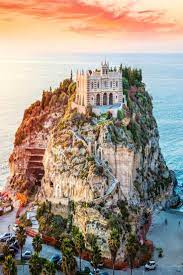Vackra tropea i södra italien är en söt stad med en gammal ringmur runt stadskärnan. Tropea In Kalabrien Ein Italienischer Urlaubstraum Urlaubsguru Italy Photography Italy Travel Italy Vacation