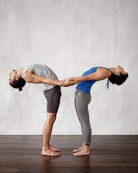 Easy partner vous permet de laisser exprimer votre talent et. Yoga Group Photography Friends Group Yoga Photography Partner Yoga Paare Yoga Posen Partnerubungen