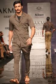 Baju (pria) model jas berlengan pendek, bersaku empat, dibuat dari bahan yang tebal (dril, katun). 7 Pilihan Baju Safari Untuk Kaum Pria Agar Semakin Gagah