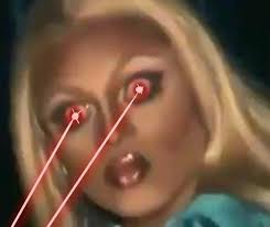 Se le levanta la playera a cualquier vato*/ Me