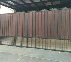 Saat memutuskan menggunakan pagar berbahan kayu, selain memilih jenis materialnya, perlu juga memperhatikan desain modelnya. Pagar Kayu Jati Belanda Content