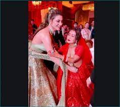 Rumours of guru randhawa and urvashi rautela dating each other started after the two were spotted spending some quality time together. Urvashi Rautela Wears Leather Lehenga And Jewellery Worth Rs 55 Lakh At Neha Kakkar S Wedding Newstrack English 1