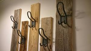 Diy Garderobe Aus Rustikalem Holz Bretter Mit Haken Landhaus Garderobe Shabby Flur Hjalmaren Doppelhaken Von Ikea Rustikales Holz Rustikal Ikea