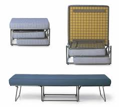 Utilizzato come pouf ingombra solo 95x70 cm di spazio, ma può diventare una comoda chaise longue o un letto singolo con poche semplici operazioni. Pouf Letto Yaki Letti A Scomparsa Singoli E Matrinoniali Simoni Arreda