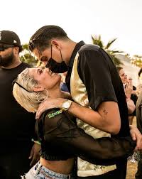 Все 1 плейлист 205 треков. Facebook