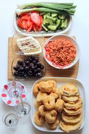 Turkisches Fruhstuck Fur Anfanger Http Www Zeit De Zeit Magazin Essen Trinken 2015 06 Sonntagsessen Nesrins Kueche Food Turkish Recipes Hot Meals