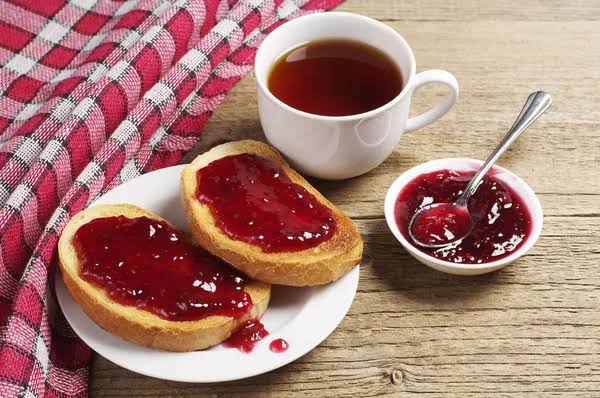 Taza de café y pan tostado con mermelada — Foto de stock © Sasajo #75908947