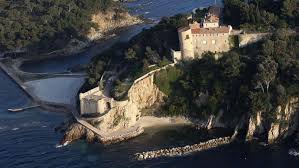 It is a strategic site, providing respite from the easterly wind and a watch point for the harbours of hyères and toulon. Les Macron Referment Les Portes Du Fort De Bregancon Au Public