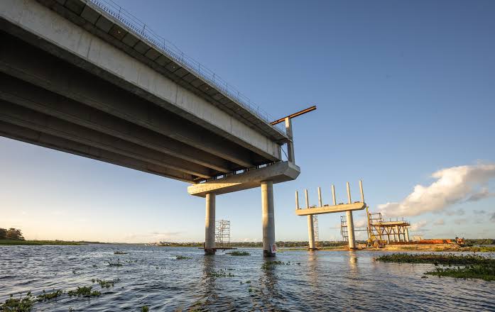 Ver essa ponte crescer no meio do São Francisco emociona. Foram anos  trabalhando para tirar a ponte Penedo–Neópolis do papel. Agora o  comerciante, o estudante, as famílias que atravessam todo dia vão